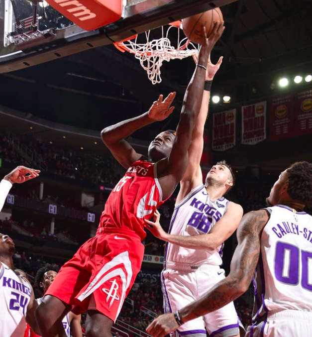 今夜中超焦点战；萨克拉门托国王篮板制胜；气氛紧张；轮换策略成焦点